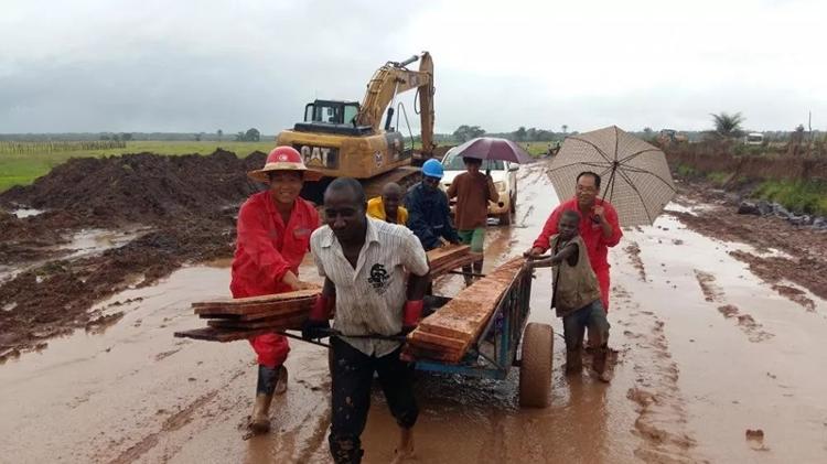 我的“一带一路”故事丨在几内亚大显身手的山东港口人：和当地员工交往真诚是“必杀技”(图2)