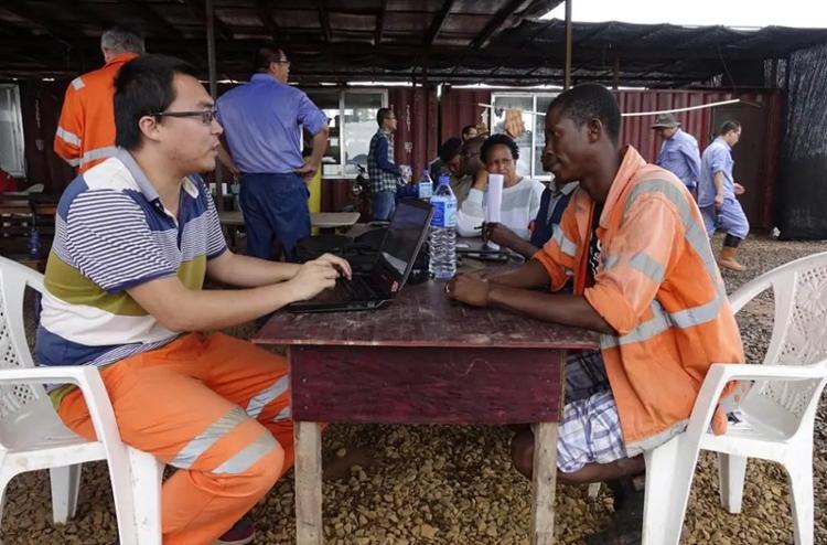 我的“一带一路”故事丨在几内亚大显身手的山东港口人：和当地员工交往真诚是“必杀技”(图4)