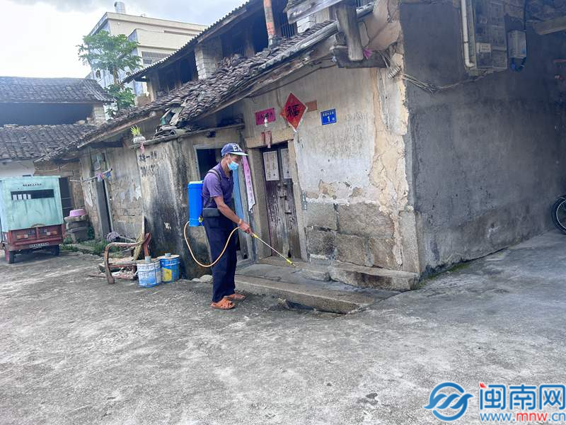 诏安官陂：消杀防病灭蚊蝇呵护健康伴成长(图2)