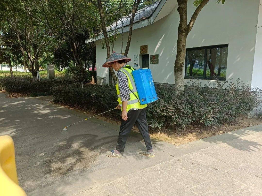 城区公园绿地防蚊灭蚊进行时(图1)