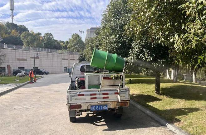 迎战“蚊虫大军”八里湖新区全面消杀(图1)