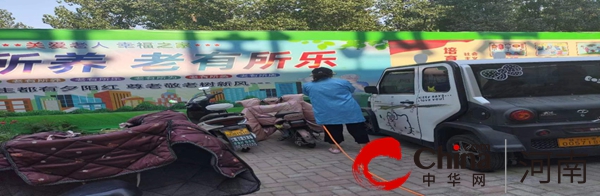 驻马店市驿城区东风街道周庄社区开展蚊虫消杀行动(图1)