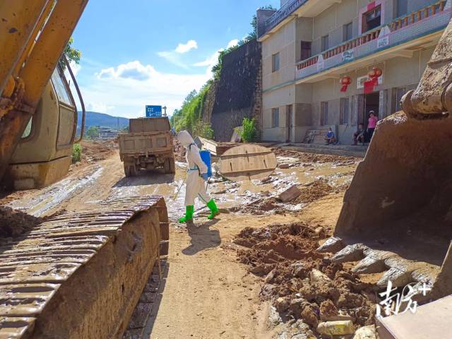 洪灾后的平远县差干镇湍溪村：街道全面消杀村民有序领取消毒物资(图3)