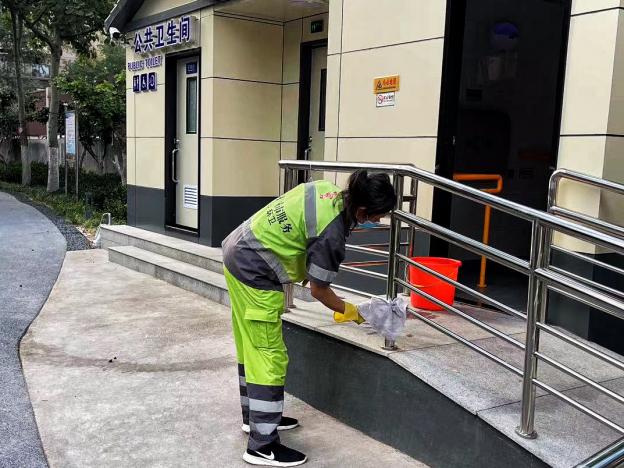 越热越热爱——淄博北控为环卫工人发放防暑降温用品(图1)