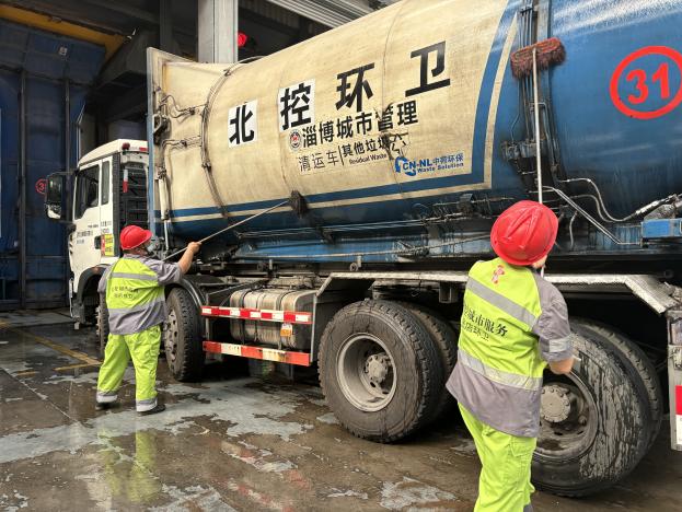 越热越热爱——淄博北控为环卫工人发放防暑降温用品(图4)