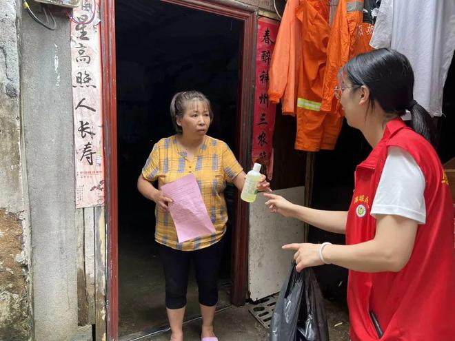 恢复生活生产丨建阳区潭城街道：做好灾后防疫消杀全力守护群众健康(图1)