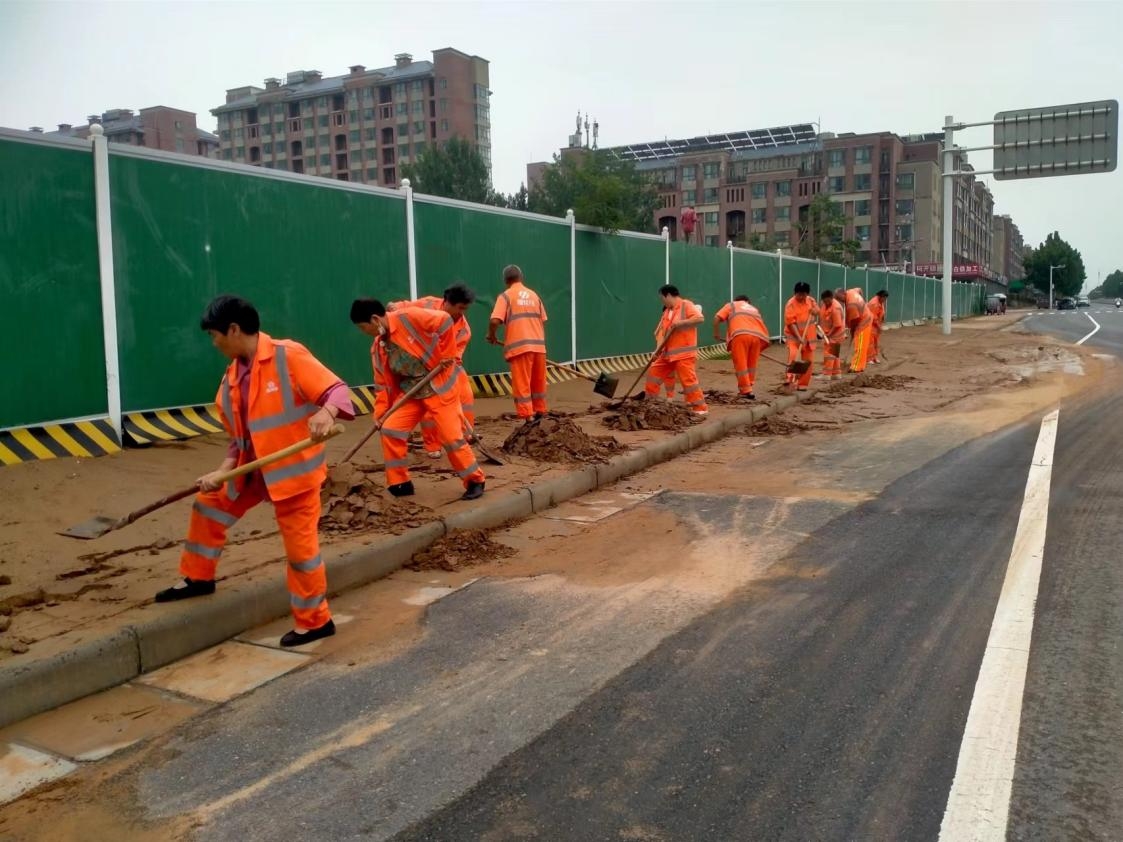 沐雨栉风清洁忙刷新港区新“颜值”(图2)