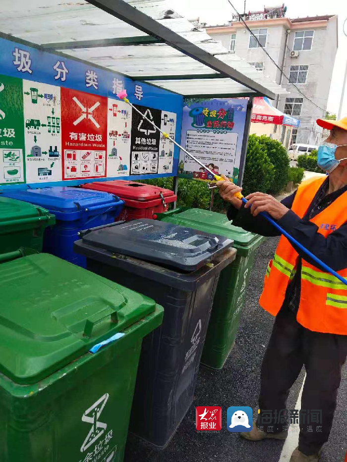 莱芜区羊里街道环卫进行夏季蚊蝇消杀(图1)