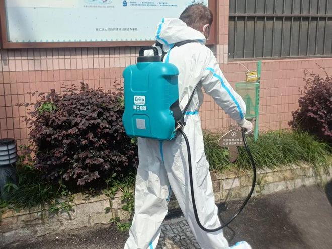 天热蚊虫多？烦！这个社区开展集中消杀扮靓家园→(图1)