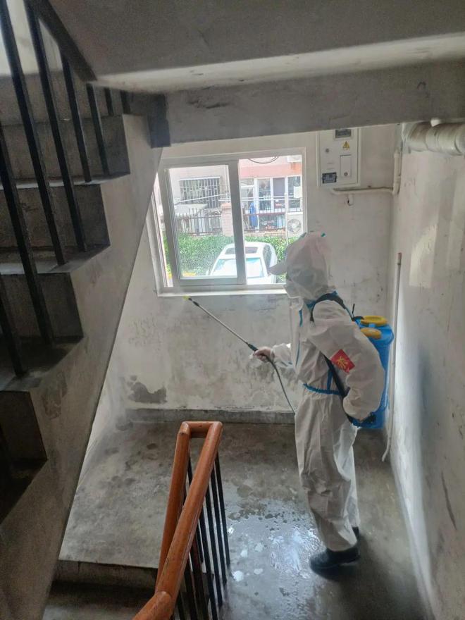 天热蚊虫多？烦！这个社区开展集中消杀扮靓家园→(图2)