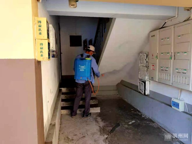 彭李街道组织专业队伍集中消杀蚊蝇(图1)