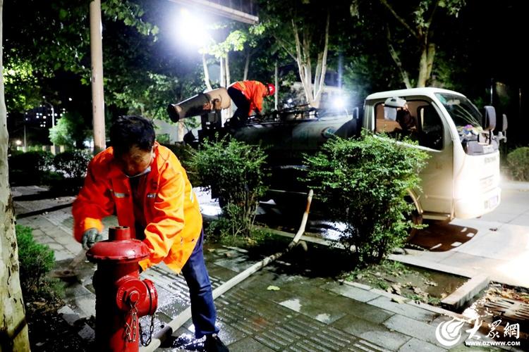 临沭县综合行政执法局开展城区绿化苗木粉虱类虫害消杀防治工作(图1)