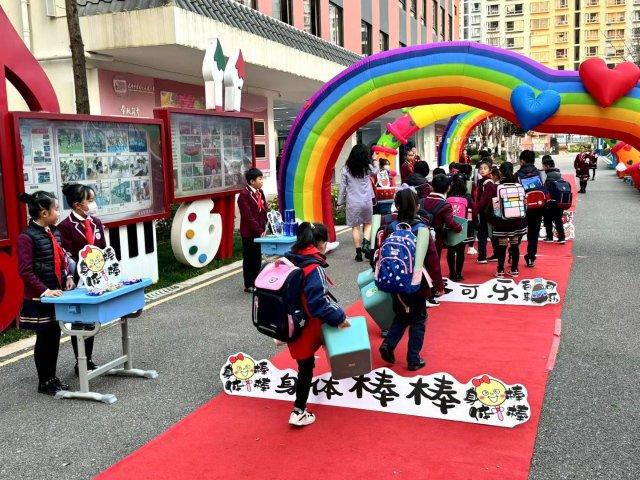 【开屏早知道】“有人要拿刀砍我！”昆明一老人向骑警求助竟是……(图2)