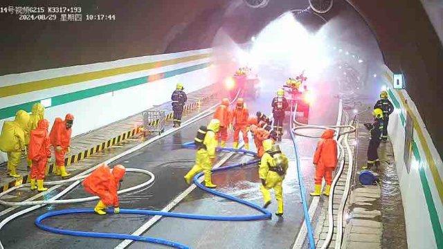 【开屏早知道】“有人要拿刀砍我！”昆明一老人向骑警求助竟是……(图7)