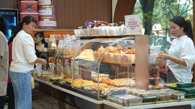 【开屏早知道】“有人要拿刀砍我！”昆明一老人向骑警求助竟是……(图9)