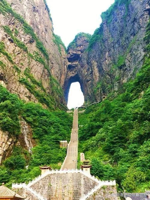 张家界5天4晚旅游攻略：探秘仙境品味土家美食!(图2)