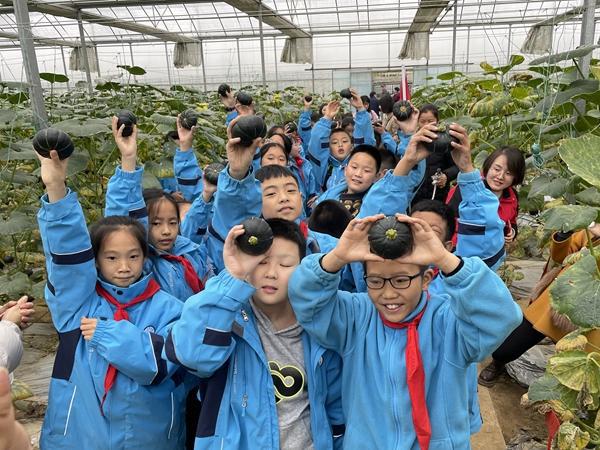汉滨小学组织队员走进天瑞塬劳动基地开展红领巾校外实践活动(图2)