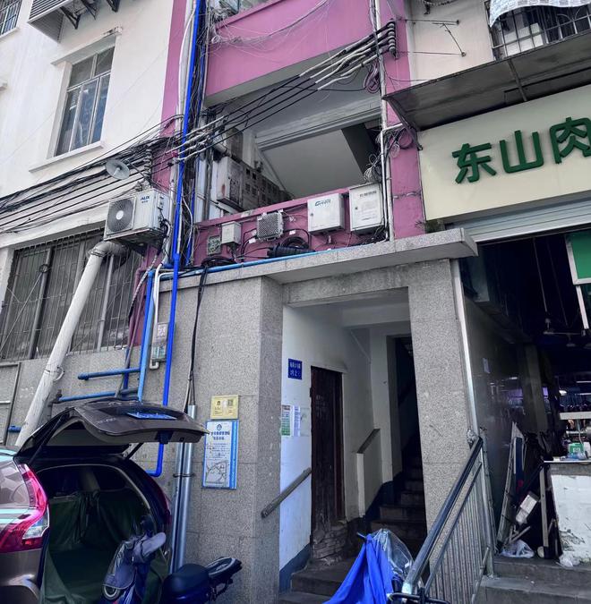 广州一楼栋天井污水积聚被指有登革热隐患！街道回应将整改(图1)