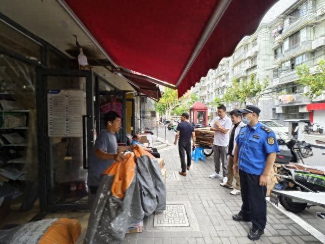 国庆临近TA们开展节前市容环境专项整治行动(图1)