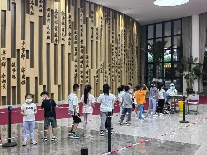 家长反映食堂的卫生问题主管部门及时做出反应食堂被要求整改(图1)