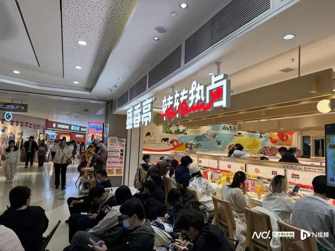 就餐时老鼠爬上餐桌餐饮品牌：全额退款！(图4)