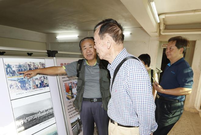 丘峰教授一行到梅州市乡野印象博物馆参观曾万水爷孙仨摄影展(图5)