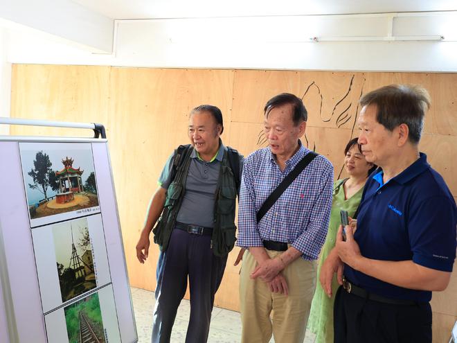 丘峰教授一行到梅州市乡野印象博物馆参观曾万水爷孙仨摄影展(图7)