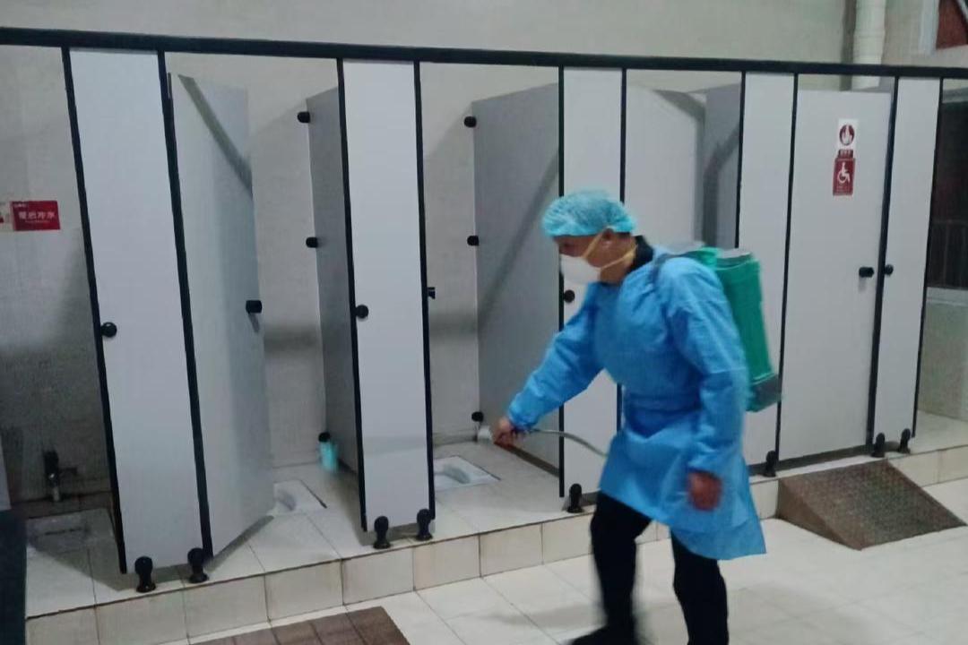学生身上长皮疹感染源为跳蚤东莞一学校开启校园消杀(图1)