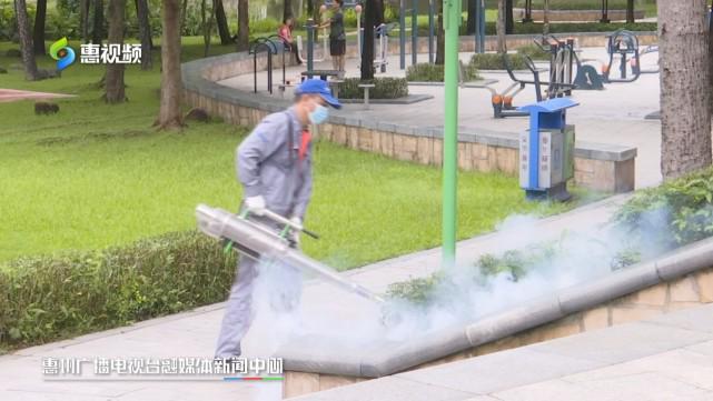 夏季雨后蚊虫多公园社区消杀忙(图1)