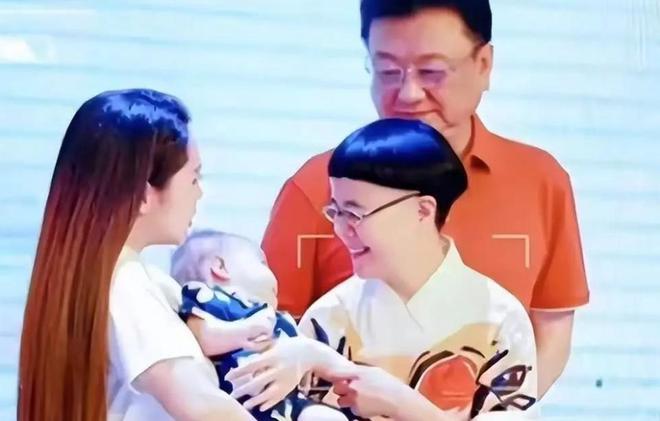57岁金龟子亮相外孙宴亲家高大还超年轻网友：这对比太震撼(图5)