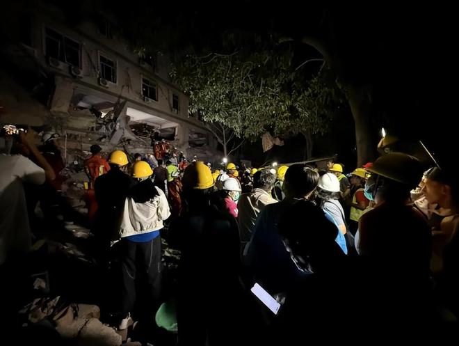 缅甸一公寓充满腐臭味被埋数百华人伤亡惨重目前仅有3人获救(图7)