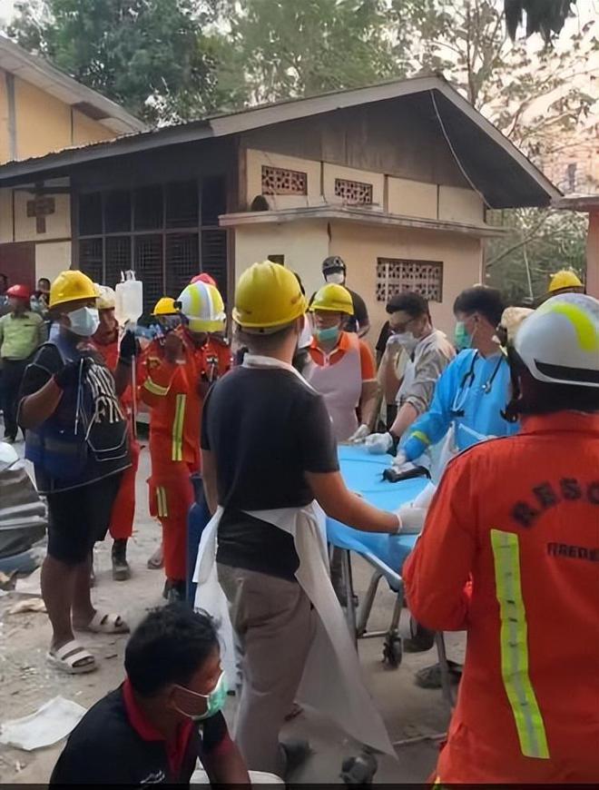 缅甸一公寓充满腐臭味被埋数百华人伤亡惨重目前仅有3人获救(图17)