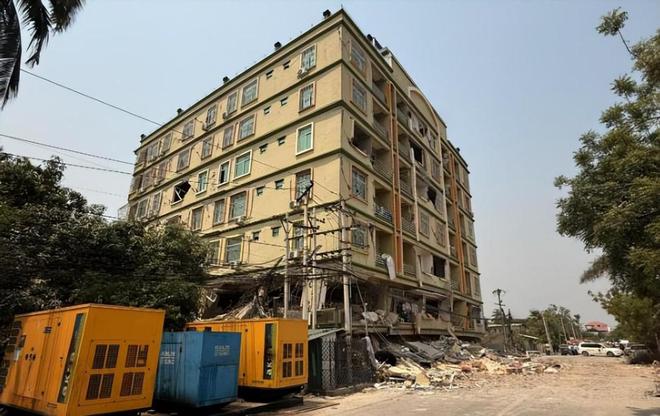 缅甸一公寓充满腐臭味被埋数百华人伤亡惨重目前仅有3人获救(图31)