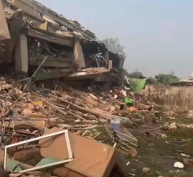 缅甸一公寓充满腐臭味被埋数百华人伤亡惨重目前仅有3人获救(图25)
