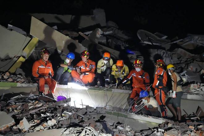 缅甸一公寓充满腐臭味被埋数百华人伤亡惨重目前仅有3人获救(图30)