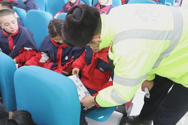 校园春日“警”相随交通知识润童心(图1)