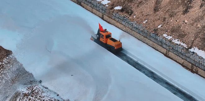 独库公路尼勒克段清雪保畅工作全面展开(图4)