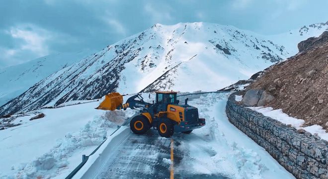 独库公路尼勒克段清雪保畅工作全面展开(图3)
