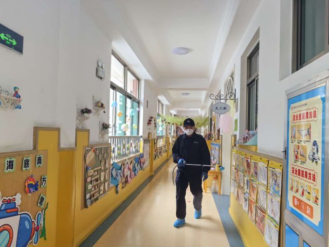 合肥市长江路幼儿园教育集团总园：全面消杀迎返园“爱国卫生”护健康(图2)