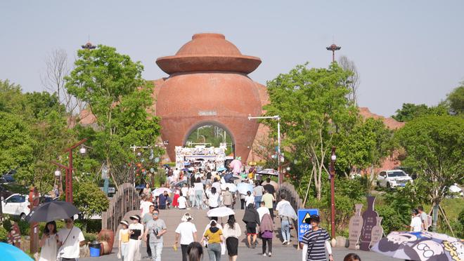 荣昌真的接住了“泼天流量”：五一首日游客总数破35万政府大楼都成了打卡点(图2)