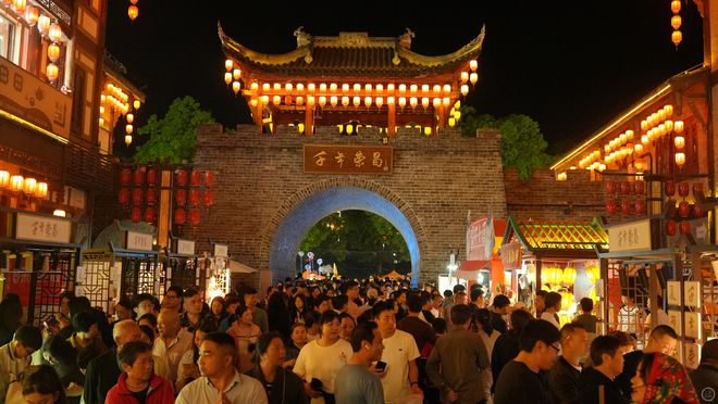荣昌真的接住了“泼天流量”：五一首日游客总数破35万政府大楼都成了打卡点(图1)