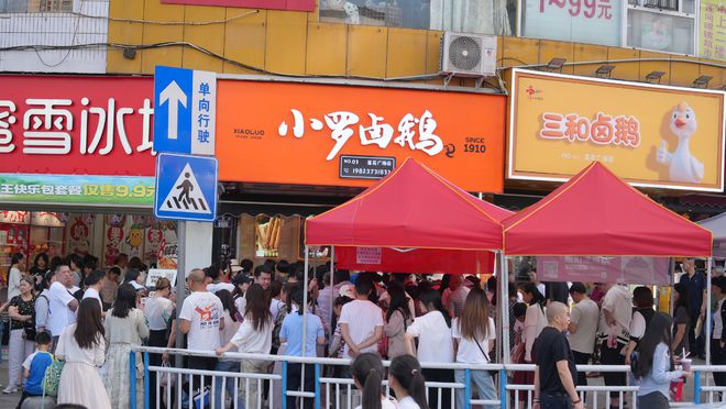 荣昌真的接住了“泼天流量”：五一首日游客总数破35万政府大楼都成了打卡点(图5)