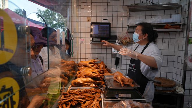 荣昌真的接住了“泼天流量”：五一首日游客总数破35万政府大楼都成了打卡点(图6)