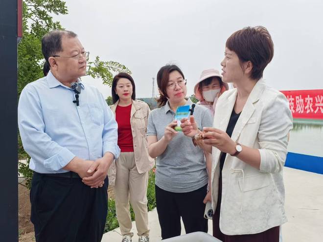 高温天水产养殖别“掉链”！直通车送来病害防治秘籍——山东省妇联巾帼科技助农兴农直通车走进济宁(图1)