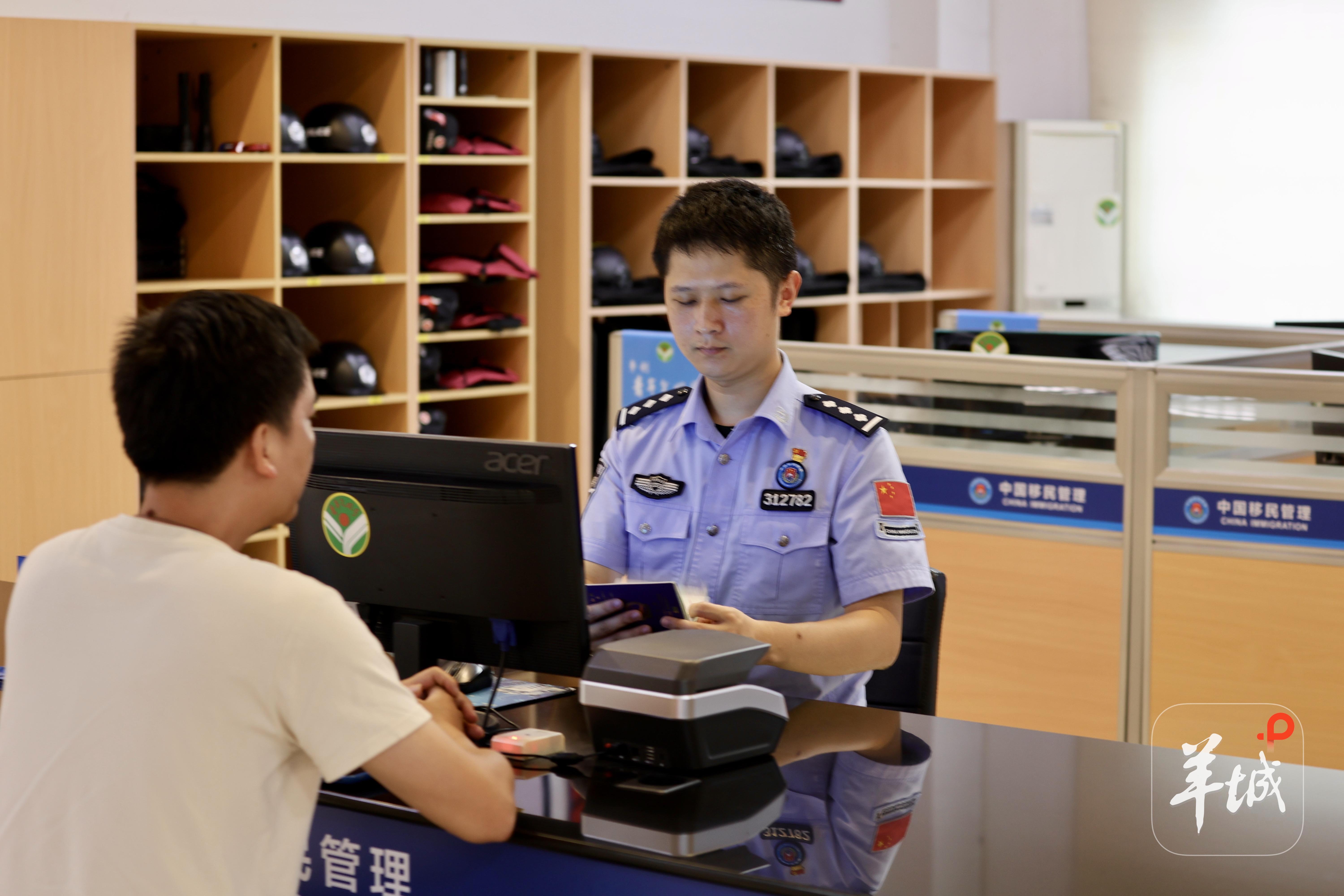 移民管理警察的中秋节：“国门蓝”护佑“团圆红”(图2)