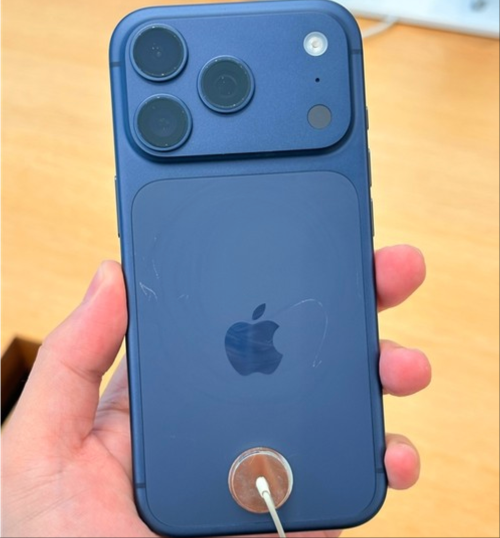 iPhone17Pro首日即现划痕；传OpenAI联手立讯做AI硬件；2025年搞笑诺贝尔出炉(图3)
