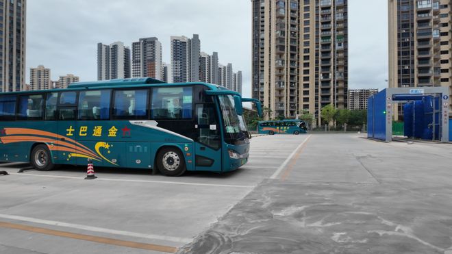 从蚊虫温床到便民空间！大亚湾西区街道巧治“卫生死角”变身“停车场”(图1)