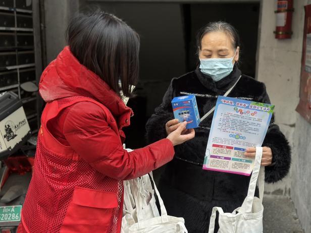 整洁祥和迎新年华成路社区开展“净环境迎新春”大扫除(图6)