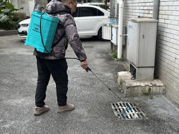 整洁祥和迎新年华成路社区开展“净环境迎新春”大扫除(图3)
