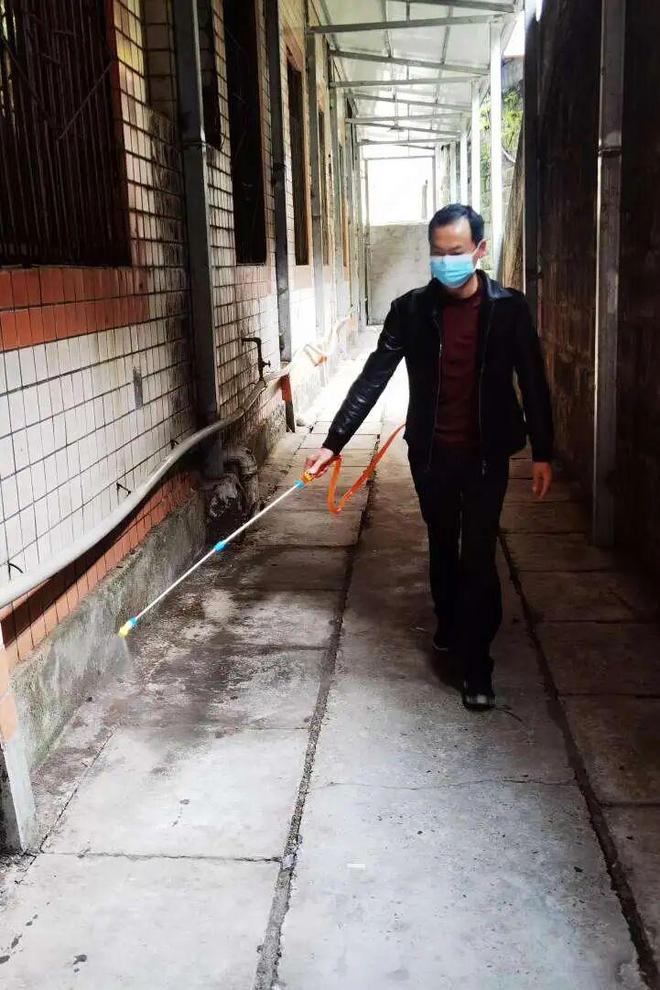 蓬安县金溪镇集中开展爱国卫生“大清理、大消杀、大整治”活动(图1)